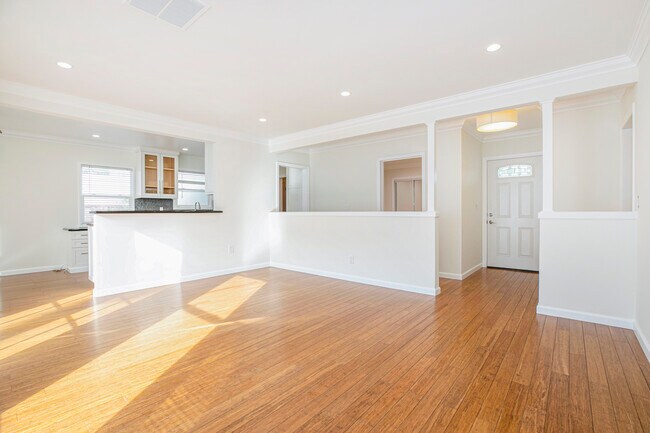 Building Photo - 10219 Sophia Ave