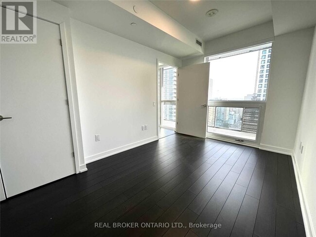 Building Photo - 39 Roehampton Ave