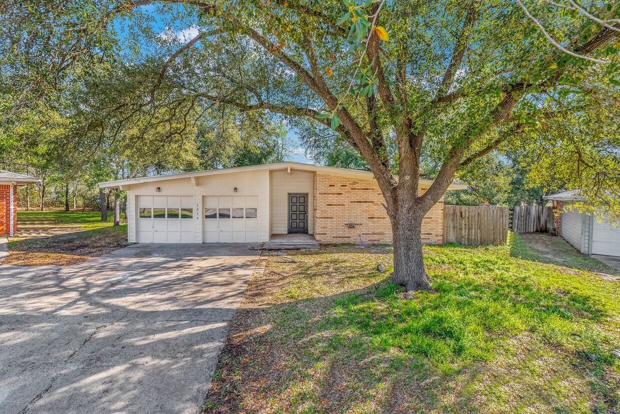 Primary Photo - Fall 2025 Move In! Newly Remodeled 3 Bed H...