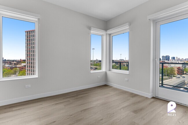 Building Photo - 670 N May St