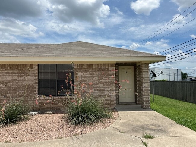 Building Photo - 902 McDaniel Cir