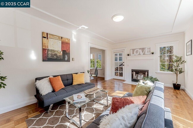 Building Photo - Charming, detached, 1-BD 1-BA cottage in Crocker Highlands