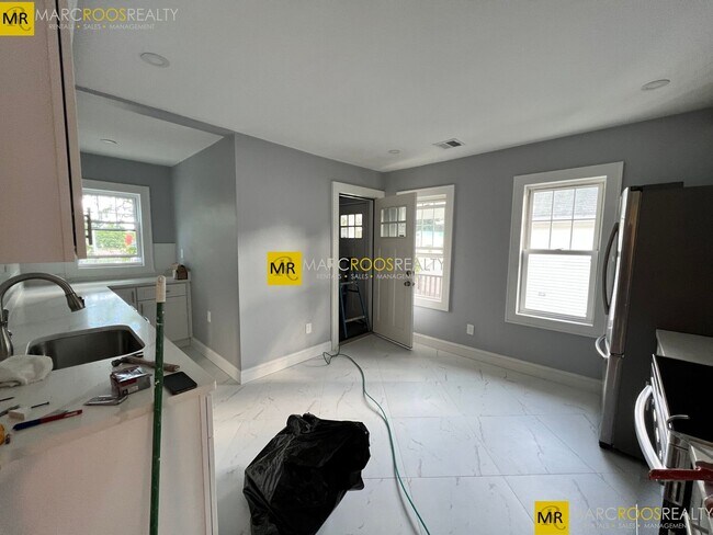 Building Photo - Modern Watertown 3bed 2bath w. W/D in Unit...