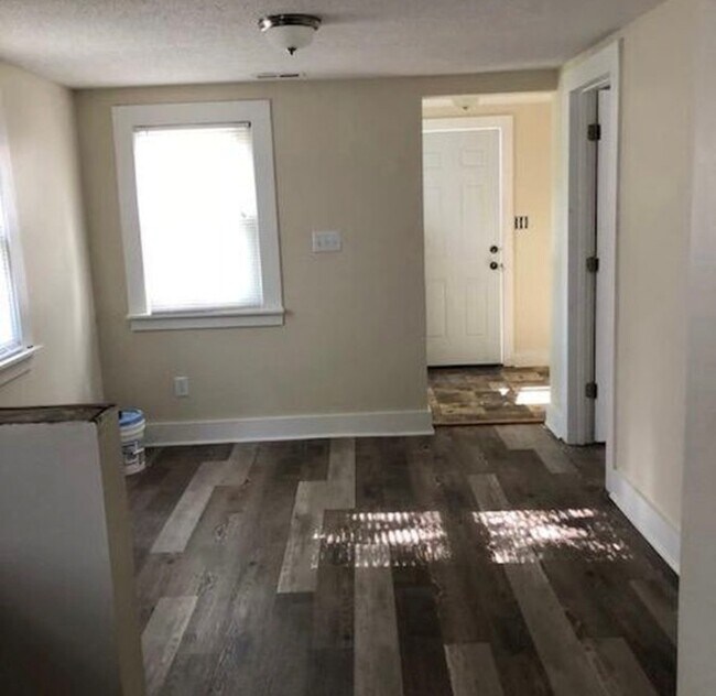 Planta abierta con cocina-comedor. - 1005 Castle St