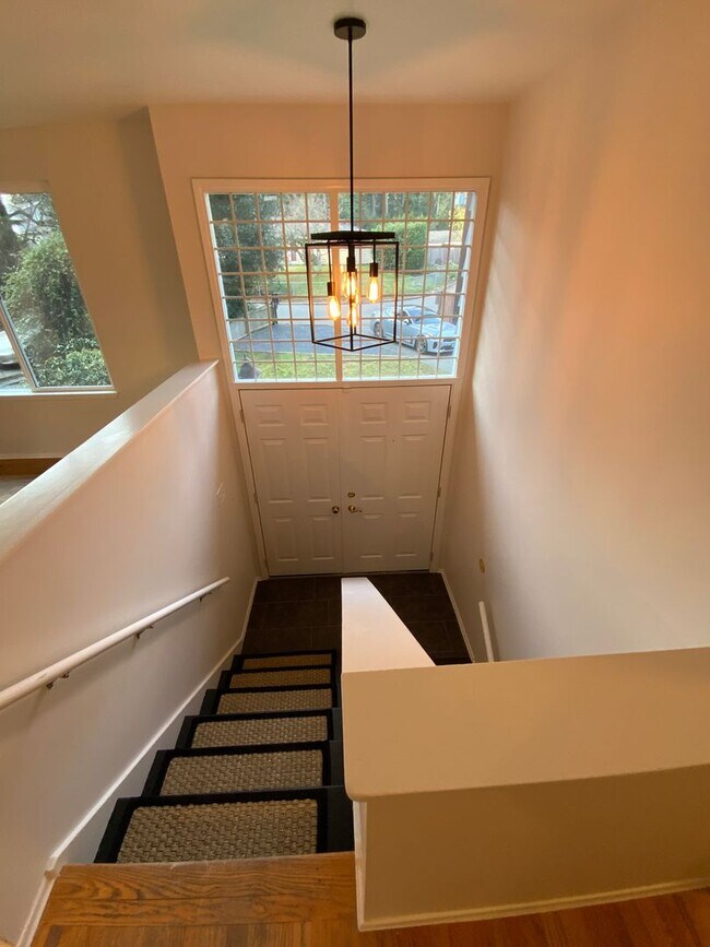 Foto del edificio - Extremely Spacious 5bd/2bth Split Level Home!