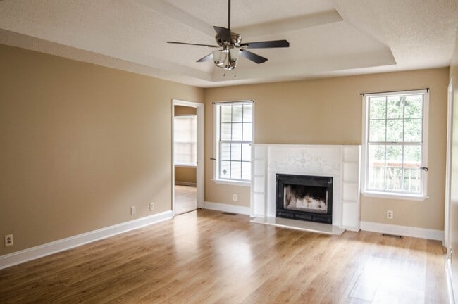 Building Photo - Pet Friendly Three Bedroom!