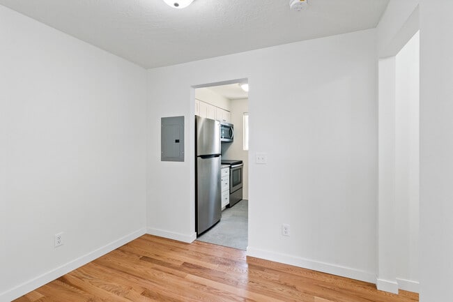Building Photo - 1608 W 8th Ave