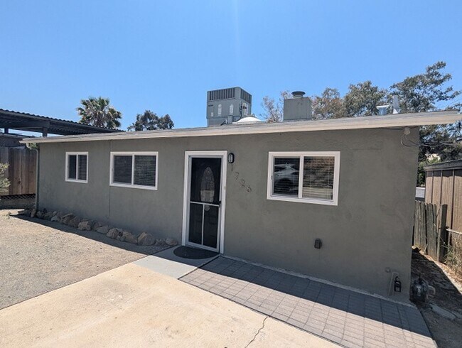 Foto del edificio - 3 Bedroom - 1 Bath House in San Diego