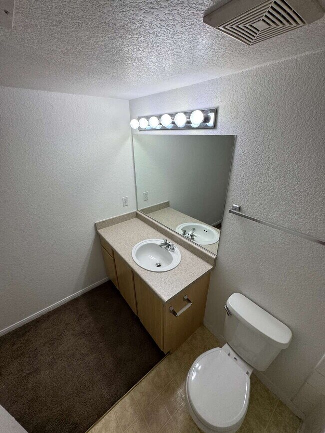 Foto del edificio - 2 Bed, 2 Bath Condo