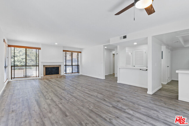 Building Photo - 11064 La Grange Ave