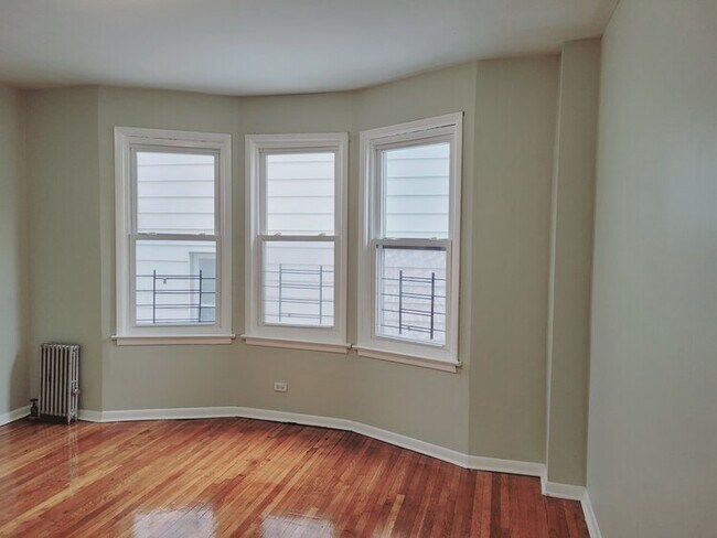 room - 454 4th Ave W