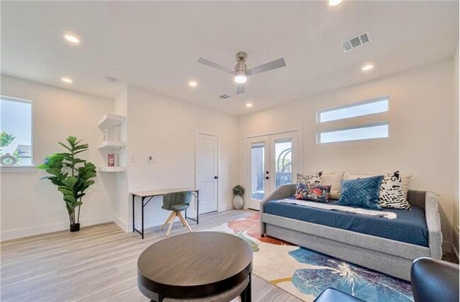 Photo - 2909 Nagle St House