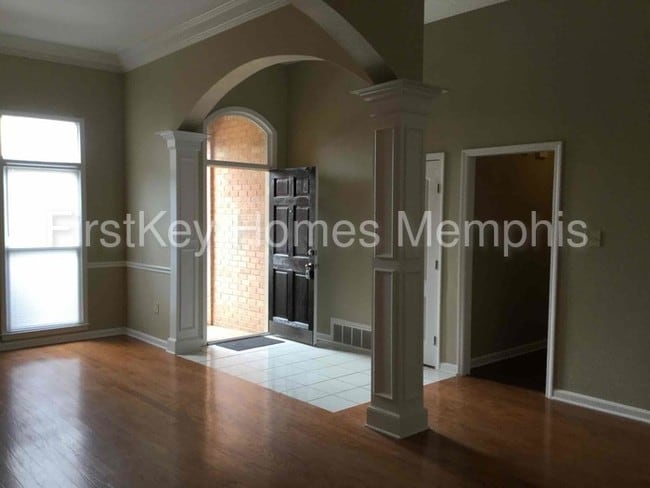 Foto del edificio - 1028 Mirror Lake Ln