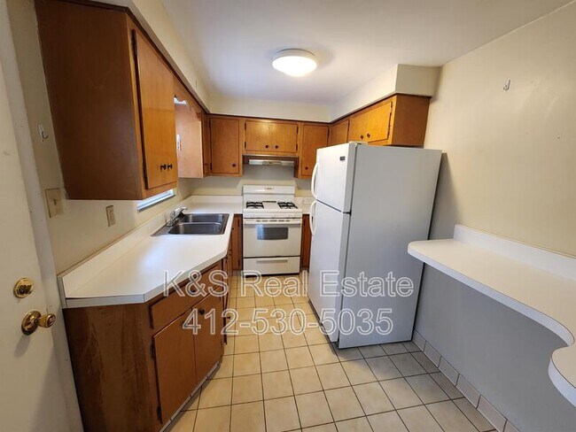 Photo - 1032 Summit St Apartment