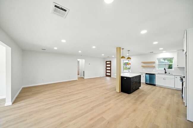 Foto del edificio - 6034 Birchmont Dr