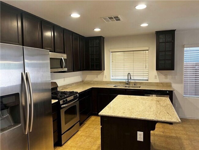 Foto del edificio - INCLUDES SOME UTILITIES 4 bedroom in Mountains Edge with Large Patio