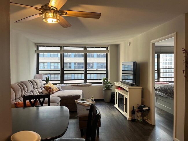 Foto del edificio - 222 E Pearson St