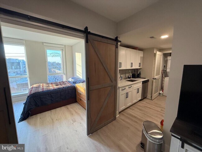 Building Photo - 1805 N Howard St