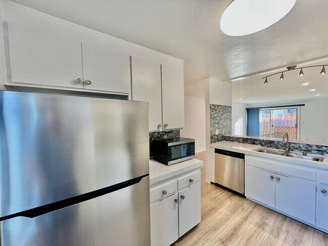 Foto del edificio - Stunning 3B/2BA Condo w/ private balcony a...