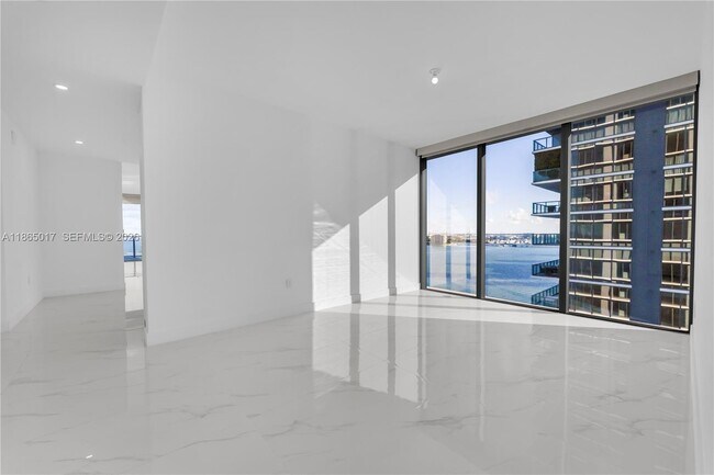 Foto del edificio - 700 NE 24th St