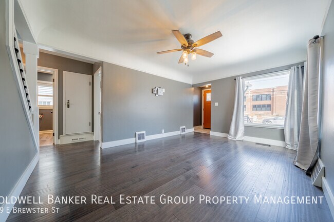 Foto del edificio - 329 E. Brewster Street