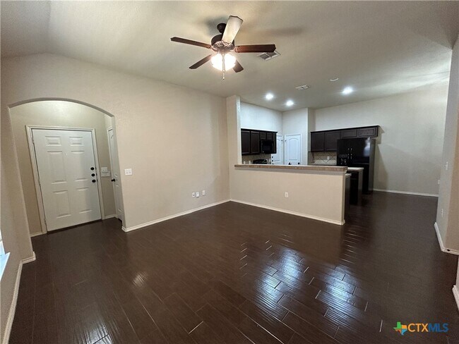 Foto del edificio - 692 Creekside Cir