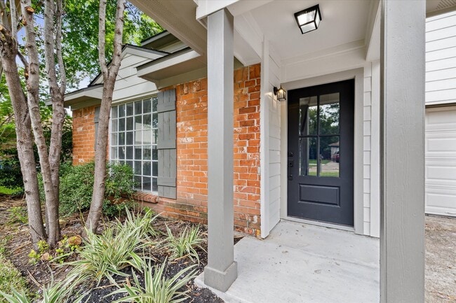 Building Photo - 15910 Timber Valley Dr