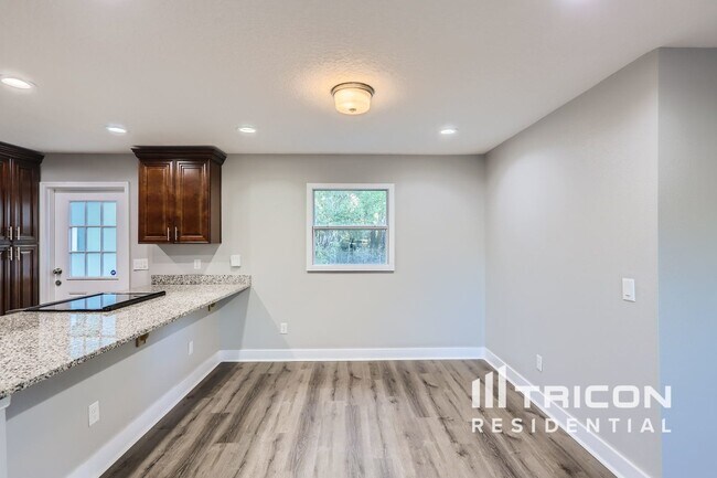Foto del edificio - 667 Encino Way