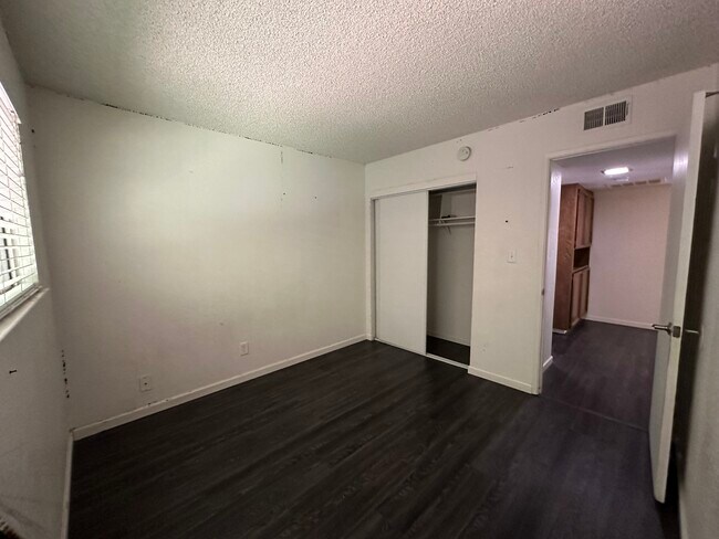 Foto del edificio - 9121 Nasreen Dr