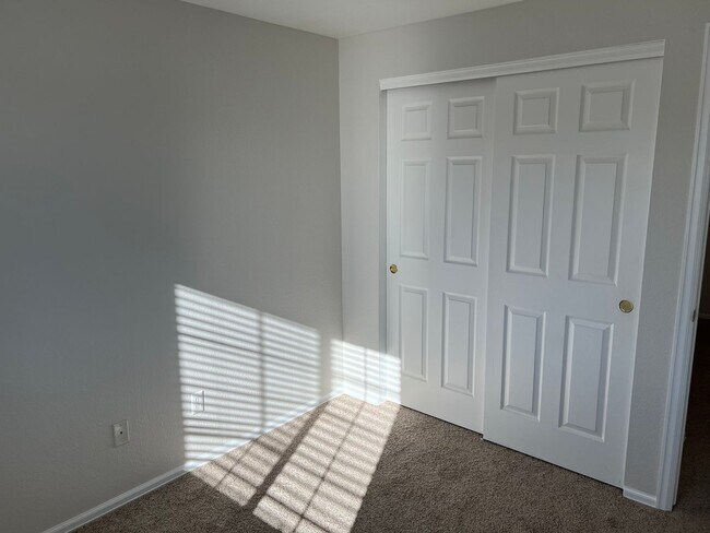 Building Photo - Beautiful 3 bedroom home avail 12/12