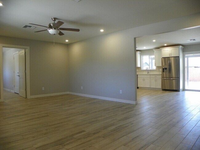 Foto del edificio - 8337 E Meadowbrook Ave