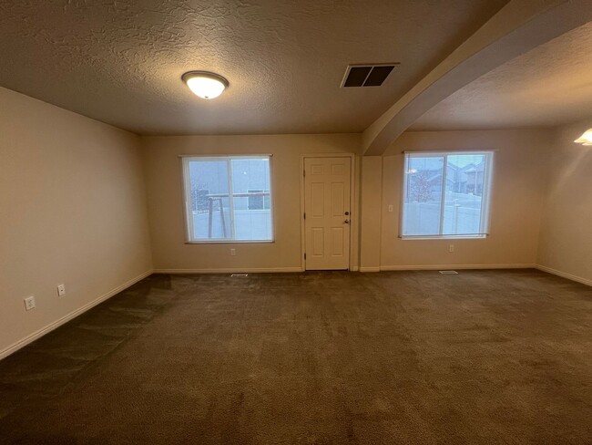 Building Photo - 3 bedroom, 2.5 Bath Town home