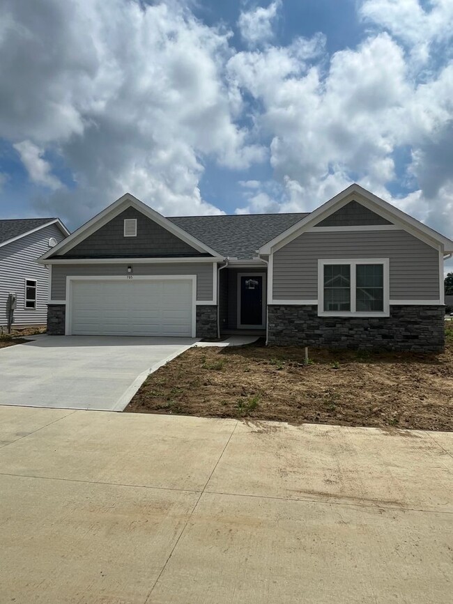 Building Photo - 785 Glory Dr