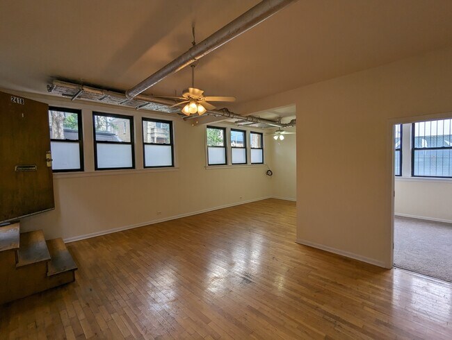 Foto del edificio - 2418 N Sawyer Ave