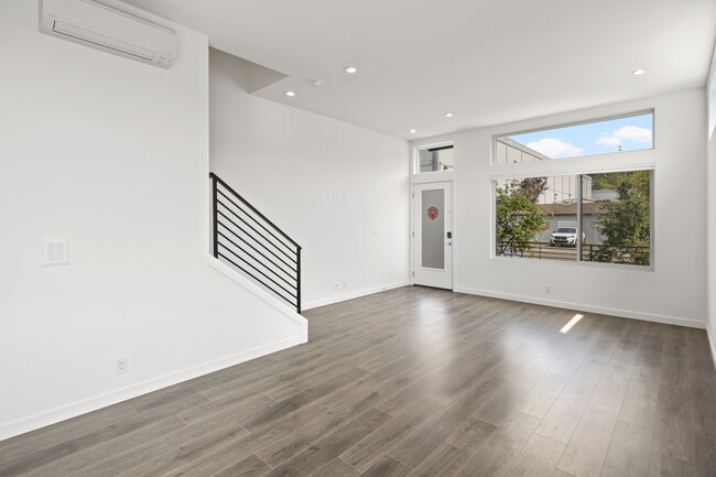 Building Photo - 2047 25th Ave S