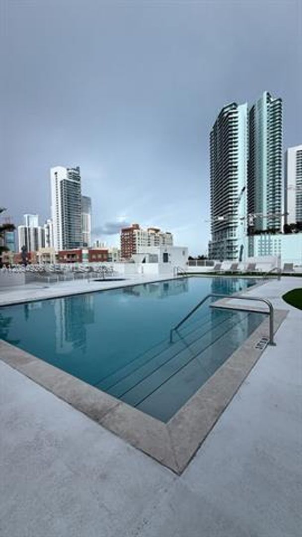 Foto del edificio - 275 NE 18th St