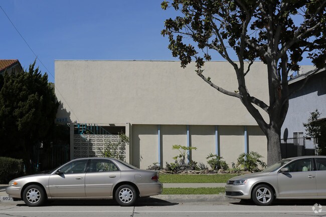Building Photo - 6027 Greenleaf Ave