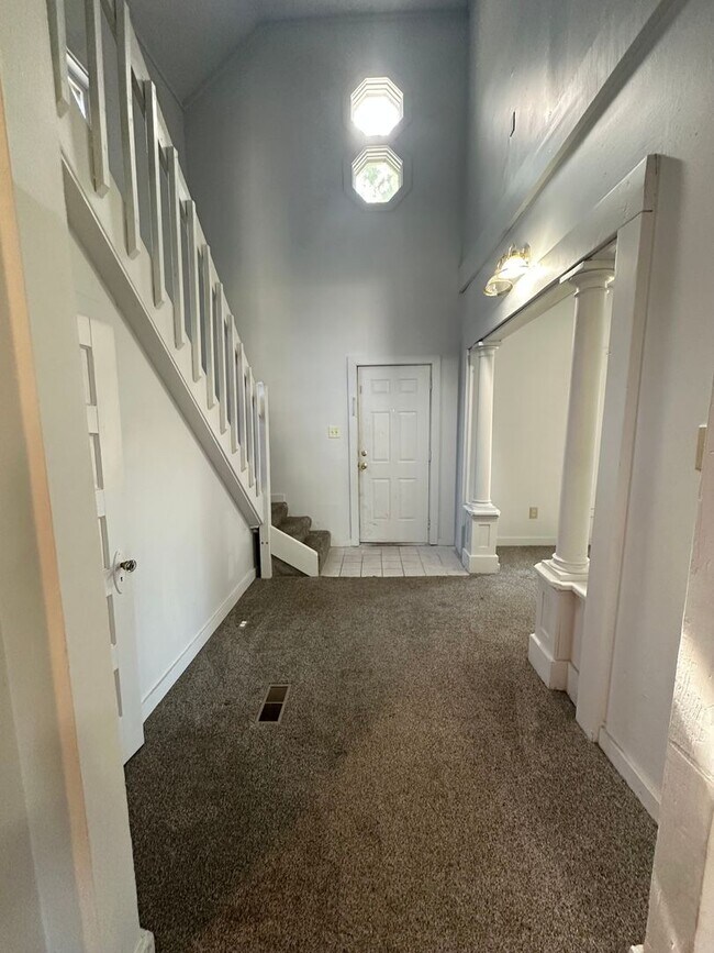 Foto del edificio - 4 bedroom / 2 bath home with lots of room!