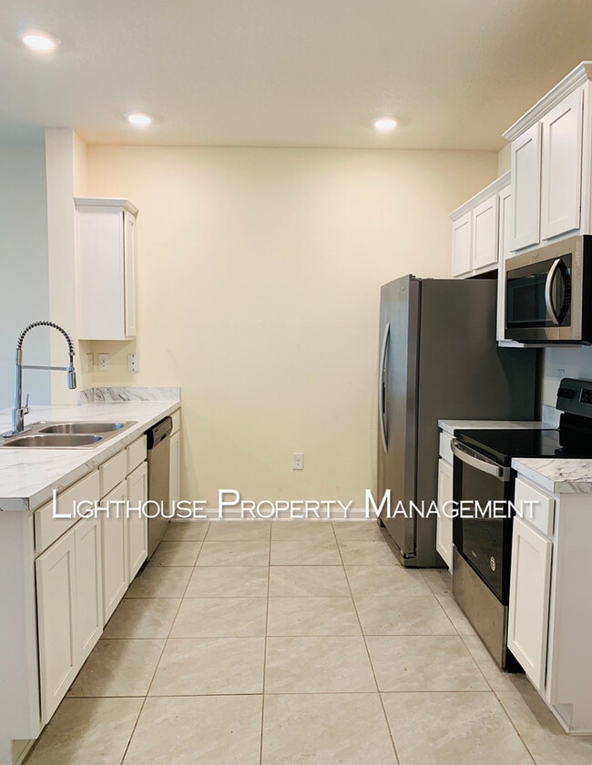 Building Photo - Modern 2/2.5 Townhome-Baymeadows!