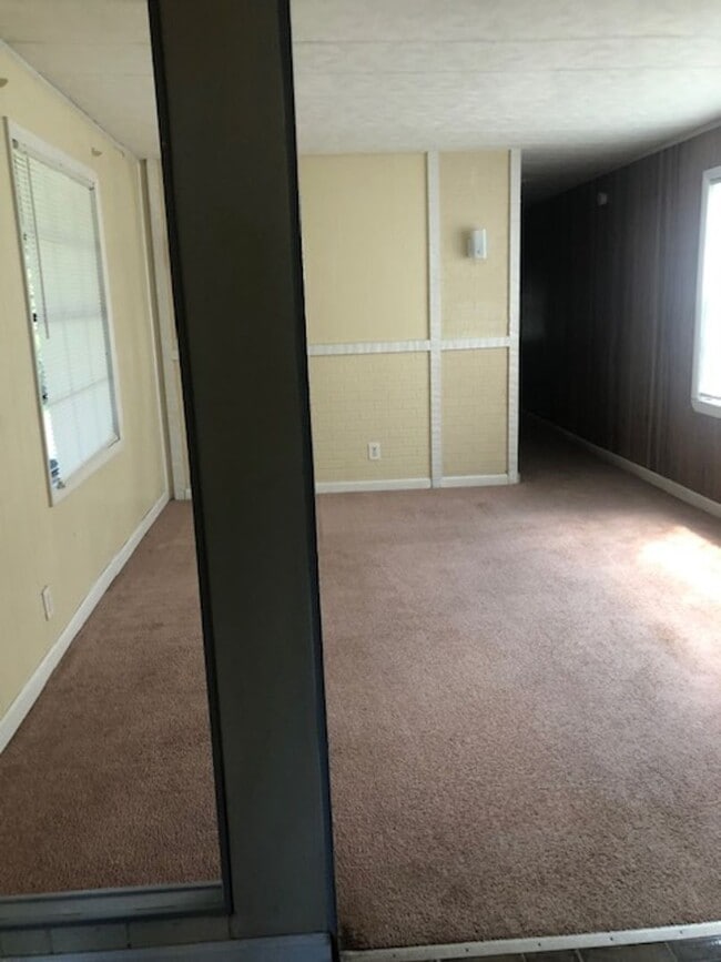 Building Photo - 3 Bedroom 1 Bath Mobile Home