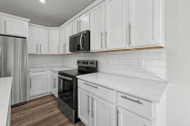 Foto del edificio - Luxury New Construction Townhome with Attached 2 Car Garage!