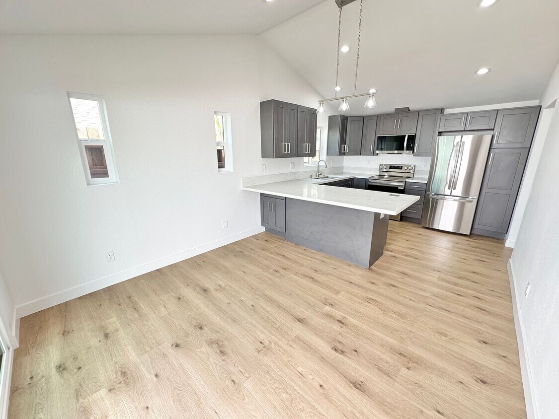 Stylishly Remodeled 2BD/1.5BA with Private Yard & In-Unit Laundry - Stylishly Remodeled 2BD/1.5BA with Private Yard & In-Unit Laundry