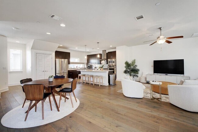 Building Photo - 1205 Elm St