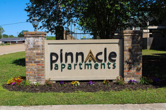 Foto del edificio - Pinnacle Apartments