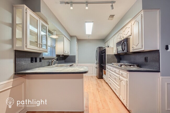 Building Photo - 313 Santa Fe Trail, Waxahachie, TX, 75165