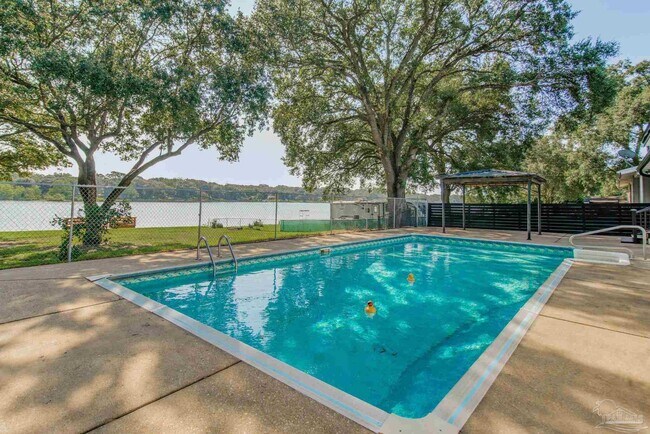 Foto del edificio - 5894 W Shore Dr