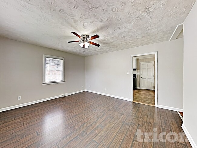 Foto del edificio - 4300 Oak Forest Dr