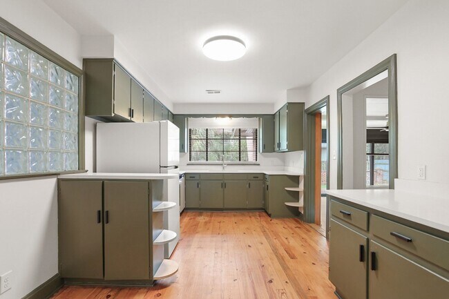 Foto del edificio - Renovated 3BR / 2BA Home for Rent on Gordonston Ave