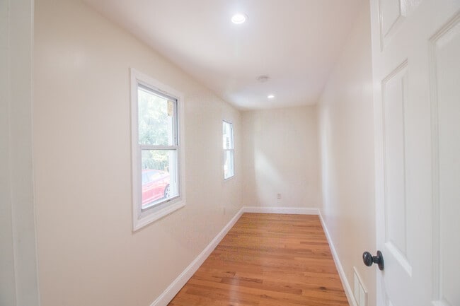 Walk-in or guest room - 187-189 Littleton Ave