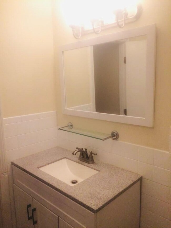 Building Photo - 9 Hallmark Gdns